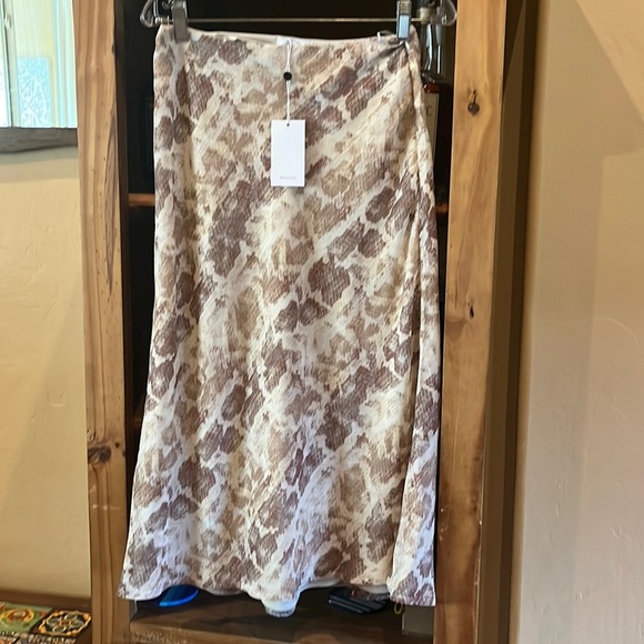 ❤️HOST PICK❤️NWT Lovers and friends skirt - Picture 2 of 9